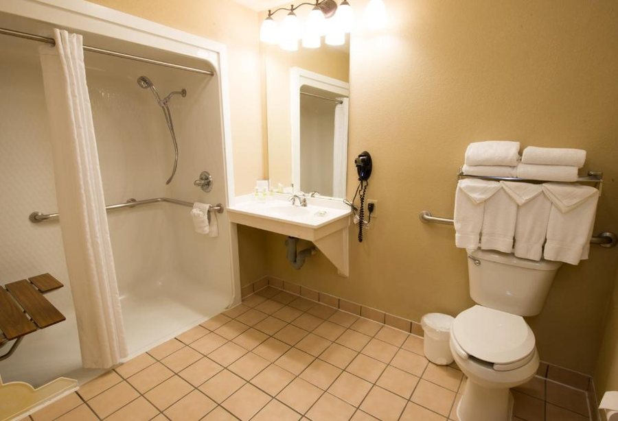 Country Inn Suites by Radisson Fort Worth West l 30 NAS JRB — Bathroom