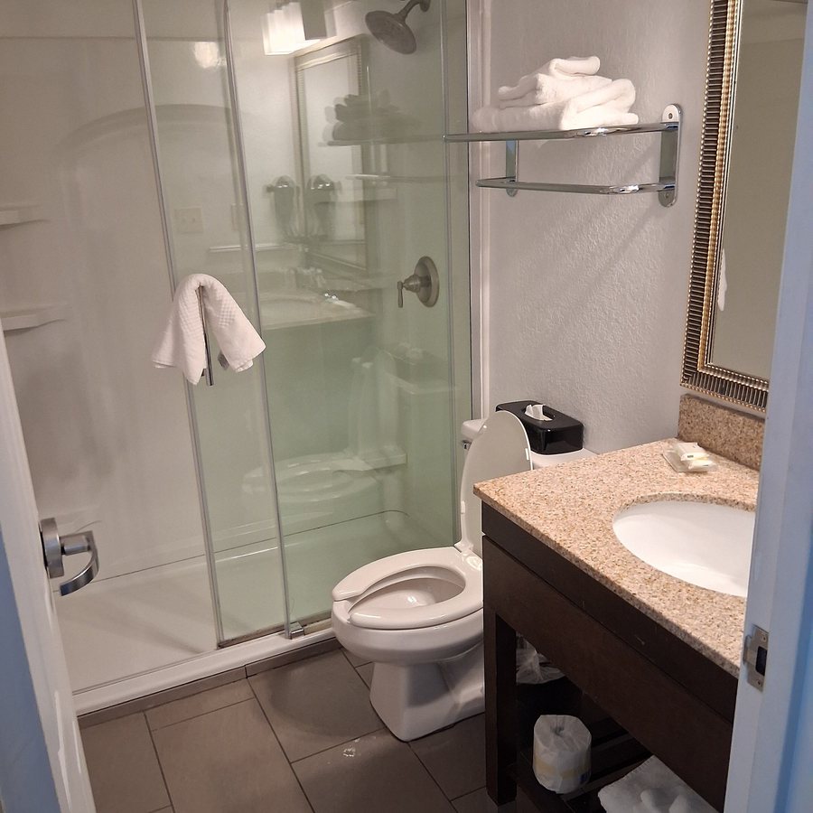 Country Inn Suites by Radisson Fredericksburg South I 95 VA — Bathroom