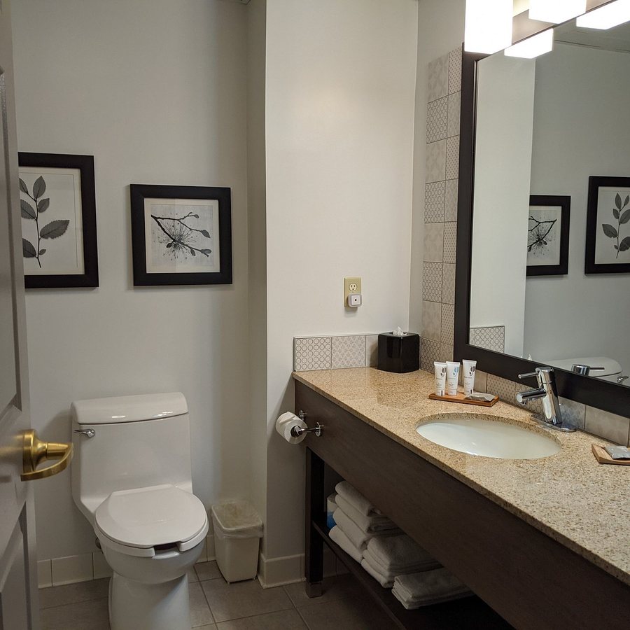 Country Inn Suites by Radisson Grand Forks ND — Bathroom