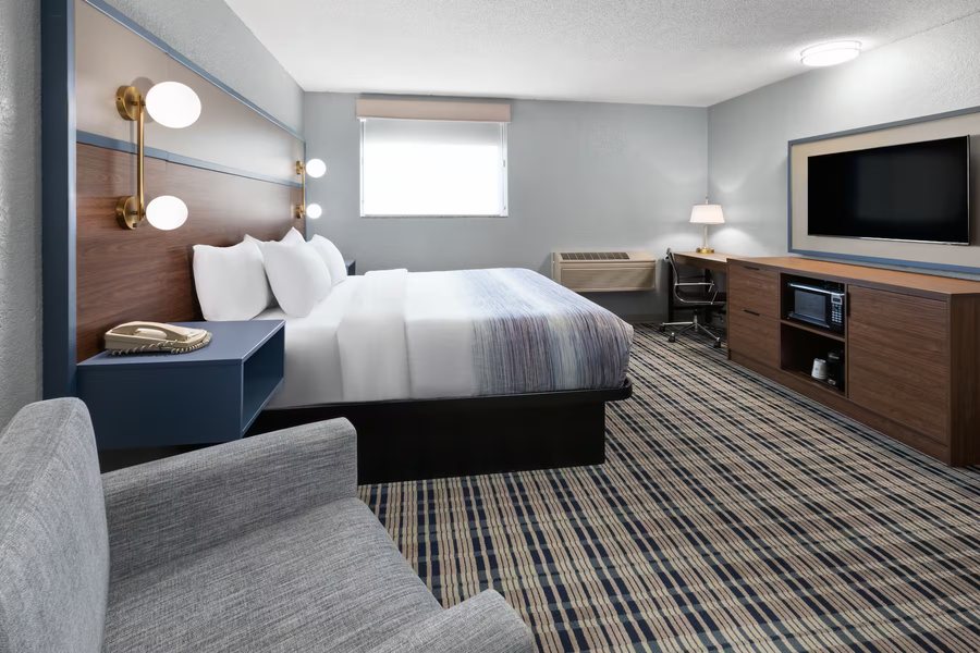 Country Inn Suites by Radisson Grinnell IA — Guest room