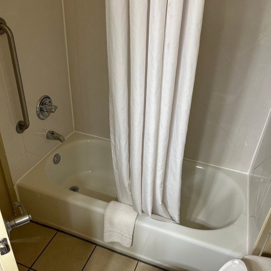 Country Inn Suites by Radisson Helen GA — Bathroom