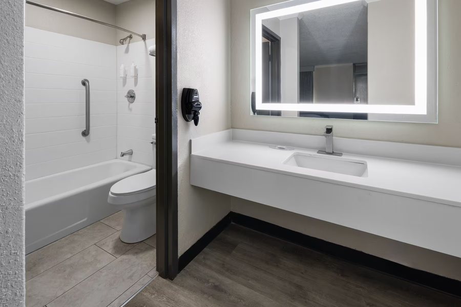 Country Inn Suites by Radisson Hinesville GA — Bathroom