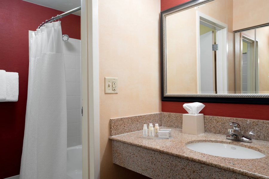 Country Inn Suites by Radisson Indianapolis Airport South IN — Bathroom