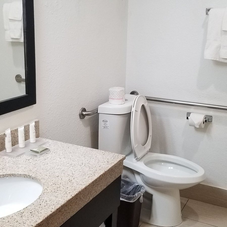 Country Inn Suites by Radisson Indianapolis East — Bathroom