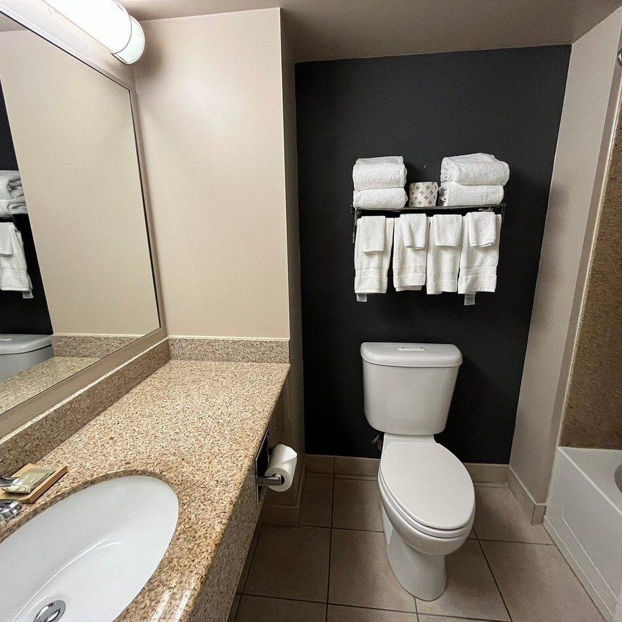 Country Inn Suites by Radisson Ithaca NY — Bathroom