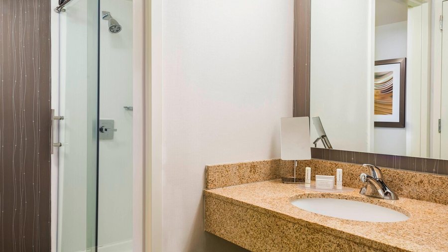 Country Inn Suites by Radisson Knoxville at Cedar Bluff TN — Bathroom
