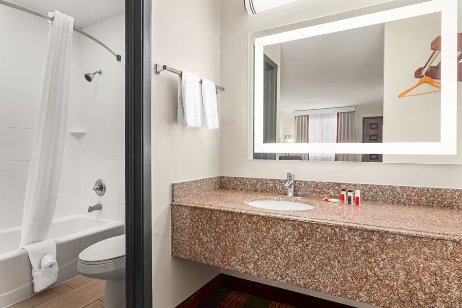 Country Inn Suites by Radisson Lackland AFB San Antonio TX — Bathroom