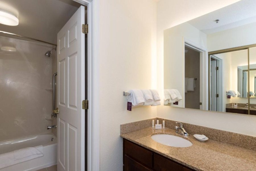 Country Inn Suites by Radisson Lake Norman Huntersville NC — Bathroom