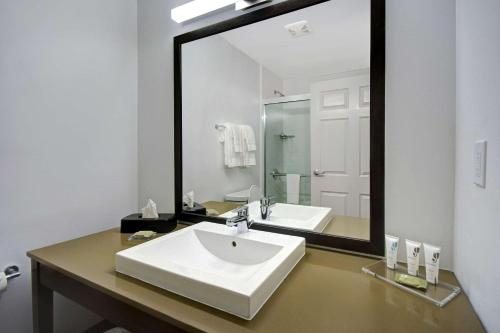 Country Inn Suites by Radisson London KY — Bathroom