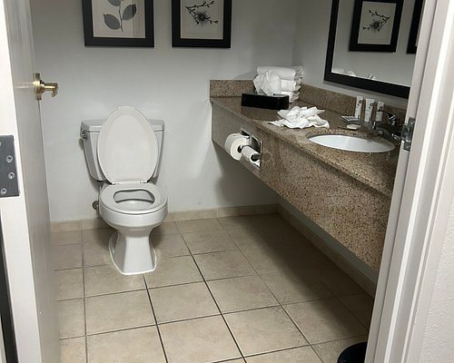 Country Inn Suites by Radisson Madison WI — Bathroom