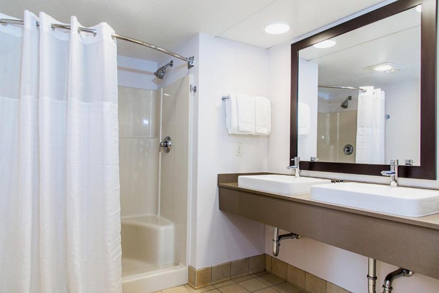 Country Inn Suites by Radisson Milwaukee West Brookfield WI — Bathroom