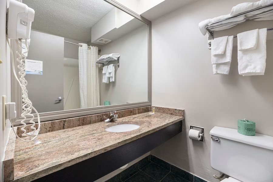 Country Inn Suites By Radisson Muskegon Mi — Bathroom