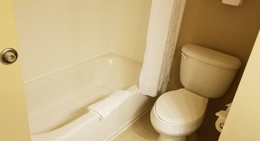 Country Inn Suites by Radisson New Orleans I 10 East LA — Bathroom