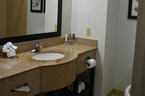 Country Inn Suites by Radisson Oklahoma City Quail Springs OK — Bathroom
