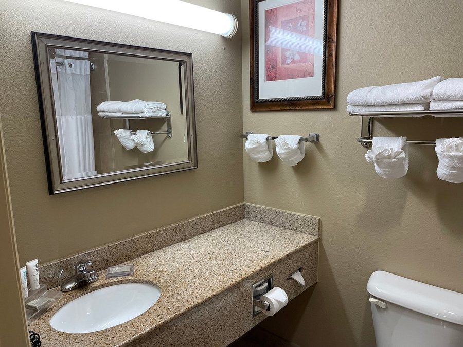 Country Inn Suites by Radisson Port Clinton OH — Bathroom