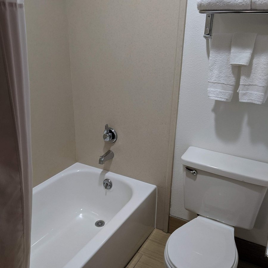 Country Inn Suites by Radisson Portland Delta Park OR — Bathroom