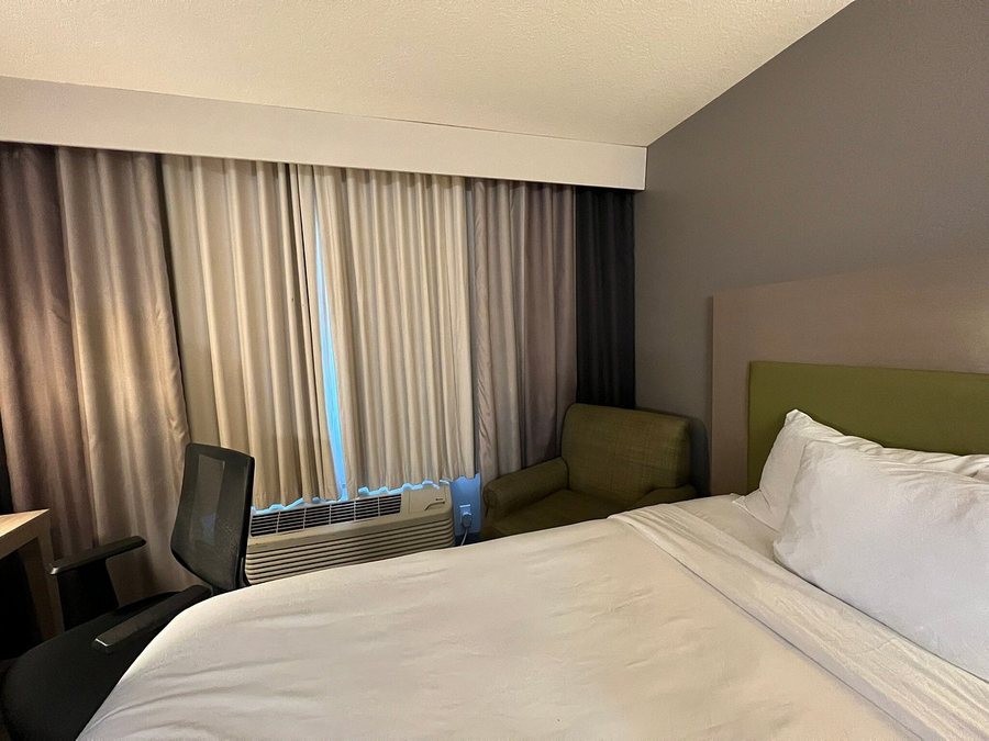 Country Inn Suites by Radisson Portland International Airport OR — Guest room