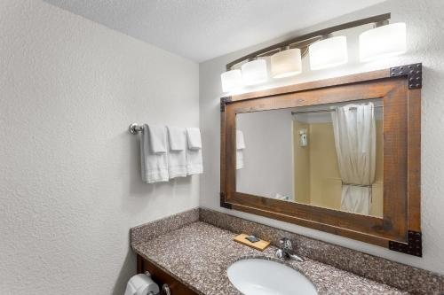 Country Inn Suites by Radisson Princeton WV — Bathroom