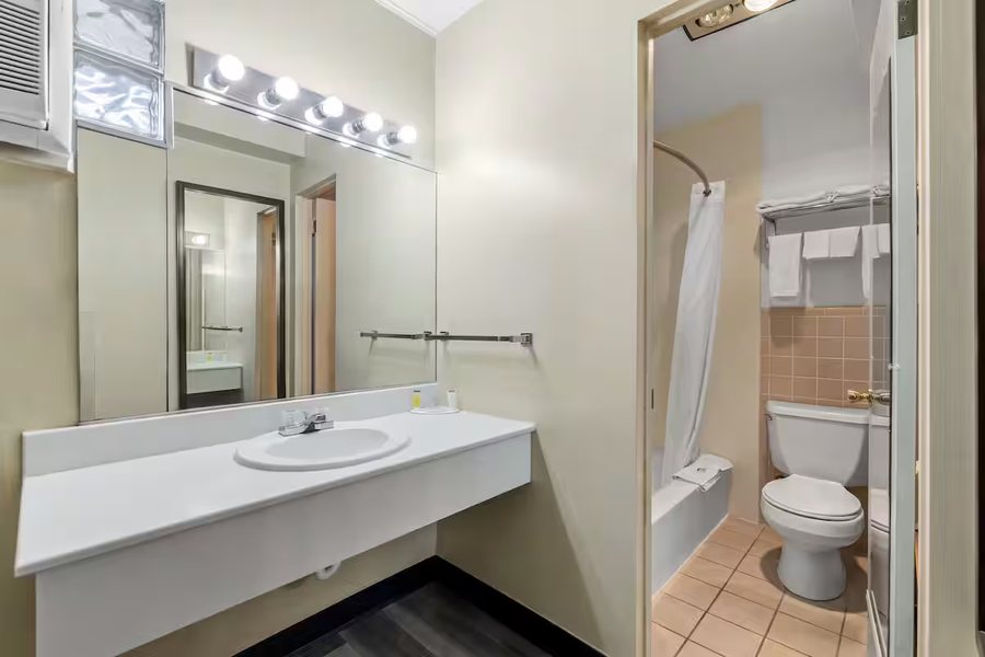 Country Inn Suites by Radisson Rapid City SD — Bathroom