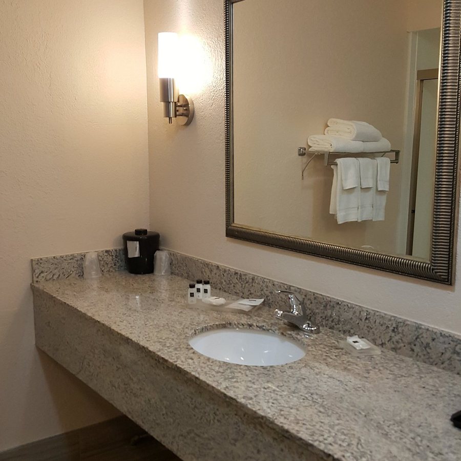 Country Inn Suites by Radisson Richmond I 95 South VA — Bathroom