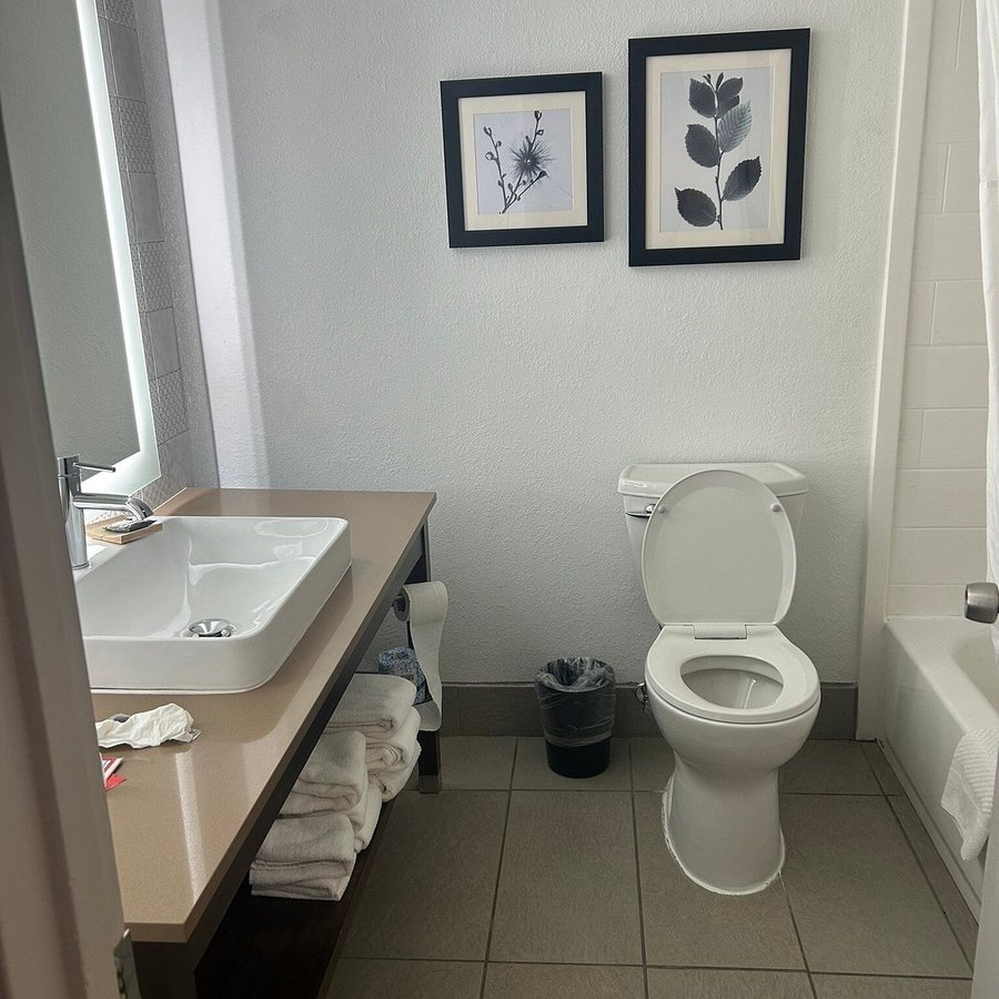 Country Inn Suites by Radisson Savannah Airport GA — Bathroom