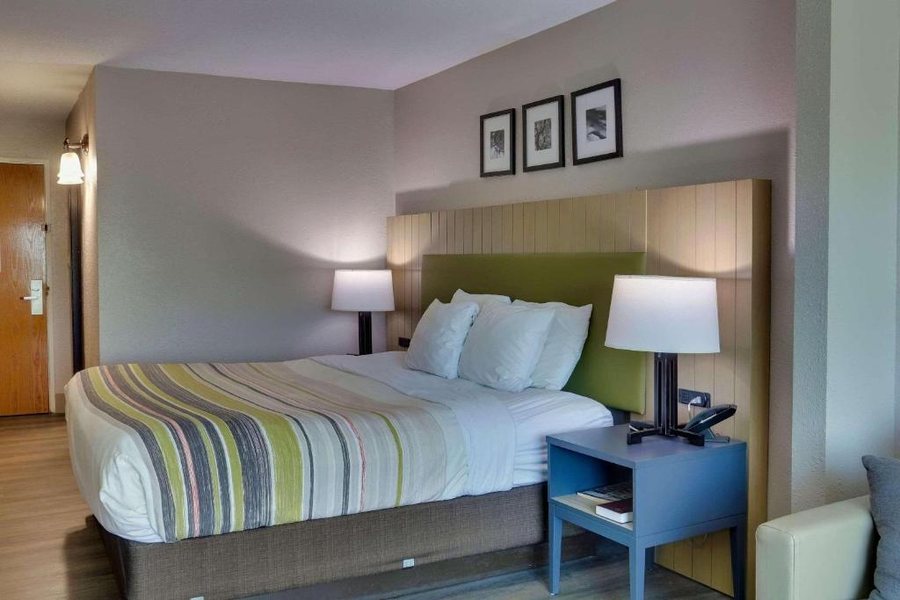 Country Inn Suites by Radisson Savannah Gateway GA — Guest room