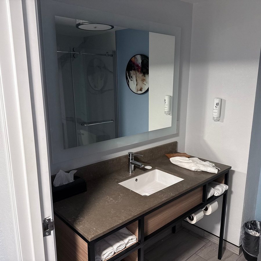 Country Inn Suites by Radisson Savannah I 95 North GA — Bathroom