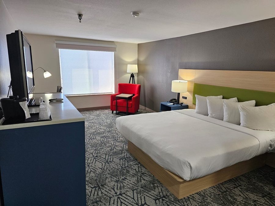 Country Inn Suites by Radisson Savannah Midtown GA — Guest room
