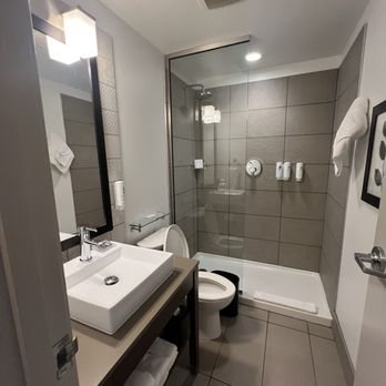 Country Inn Suites by Radisson Seattle Tacoma International Airport WA — Bathroom