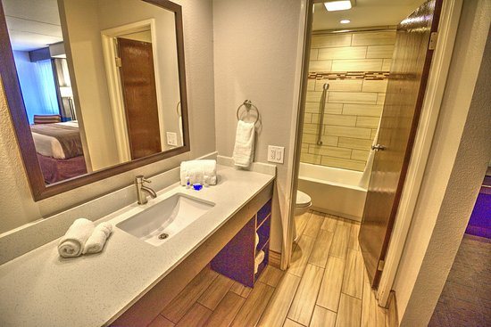 Country Inn Suites by Radisson Sevierville Kodak TN — Bathroom