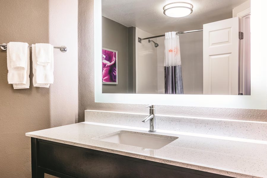 Country Inn Suites by Radisson Shreveport Airport LA — Bathroom