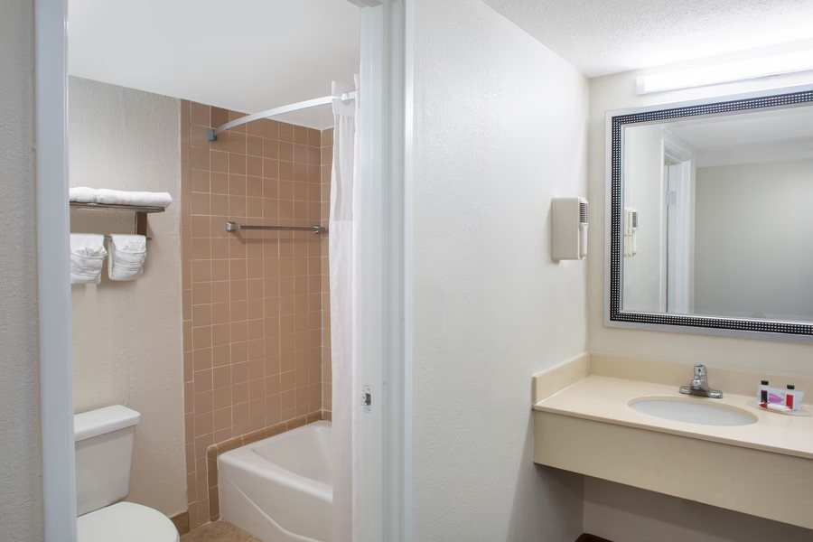 Country Inn Suites by Radisson Tallahassee Northwest I 10 FL — Bathroom