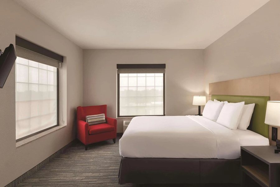 Country Inn Suites by Radisson Tampa RJ Stadium — Guest room