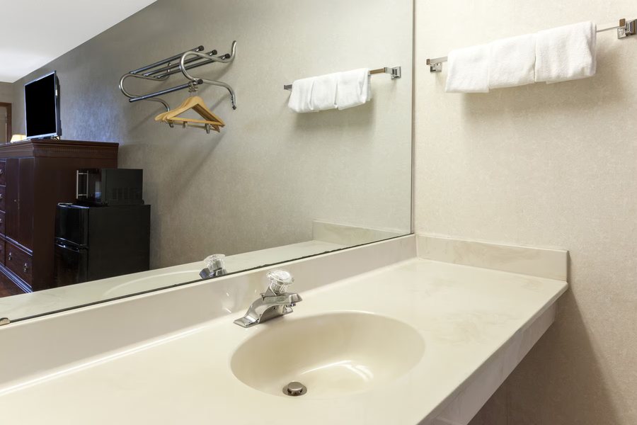 Country Inn Suites by Radisson Toledo OH — Bathroom