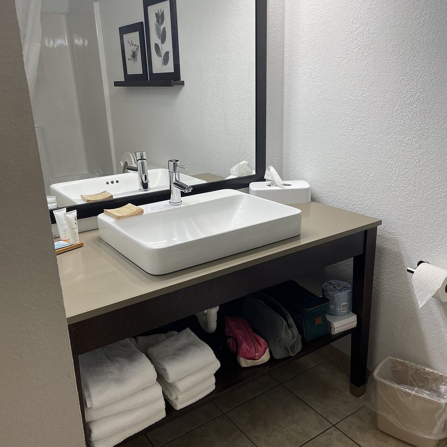 Country Inn Suites by Radisson Topeka West KS — Bathroom