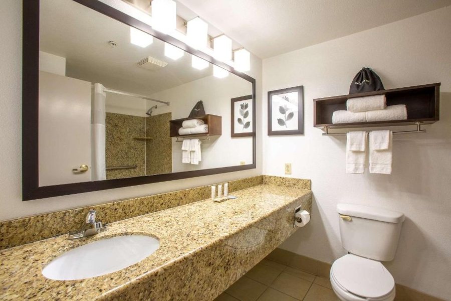 Country Inn Suites by Radisson Tucson City Center AZ — Bathroom