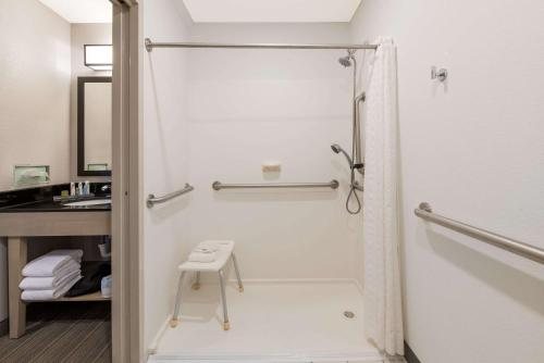 Country Inn Suites By Radisson Wichita East Ks — Bathroom