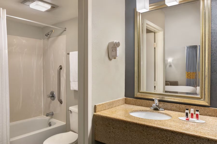 Country Inn Suites by Radisson Wilmington NC — Bathroom