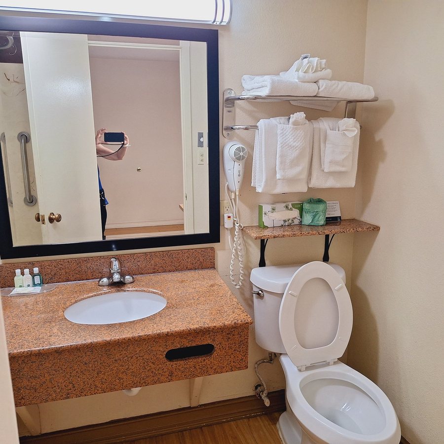 Country Town N Suites — Bathroom