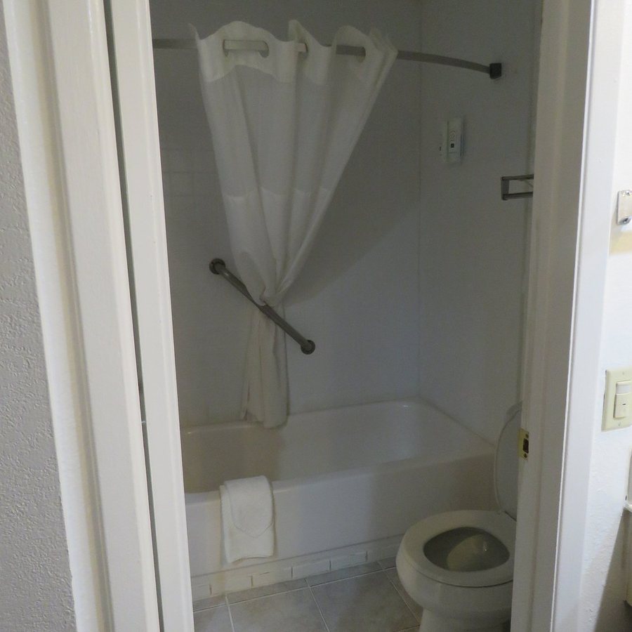 Country West Motel — Bathroom