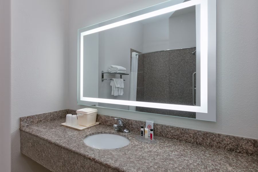 Country Woods Inn — Bathroom