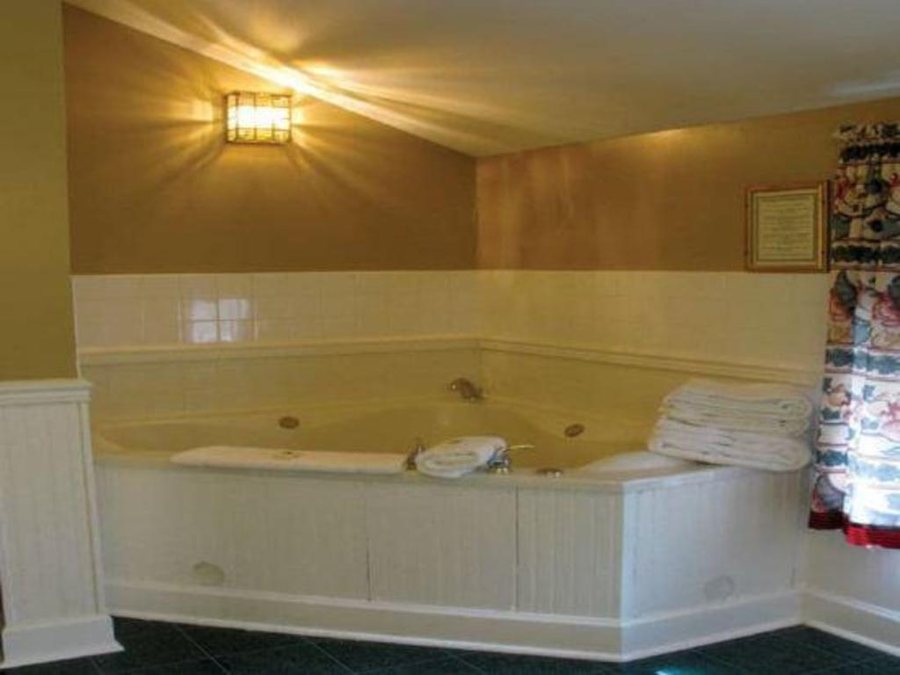 County Clare Irish Inn Pub — Bathroom