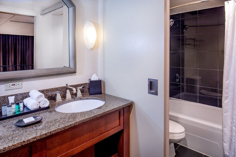 Courtland Grand Hotel — Bathroom