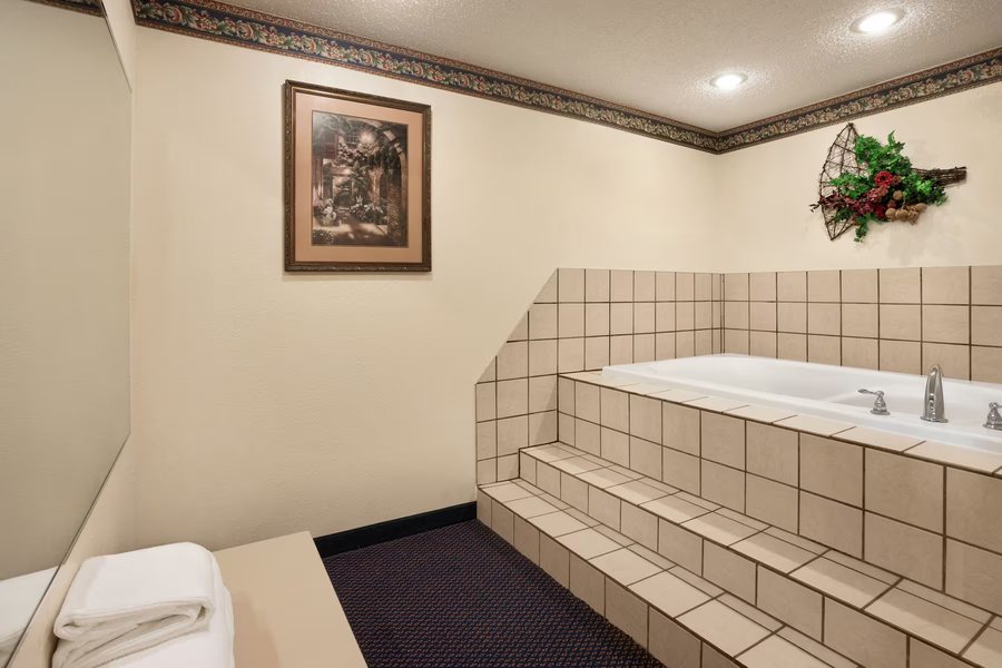 Courtland Hotel Day Spa Fort Scott Kansas — Bathroom