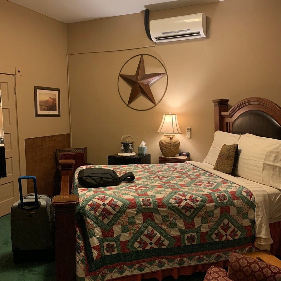 Courtland Hotel Day Spa Fort Scott Kansas — Guest room