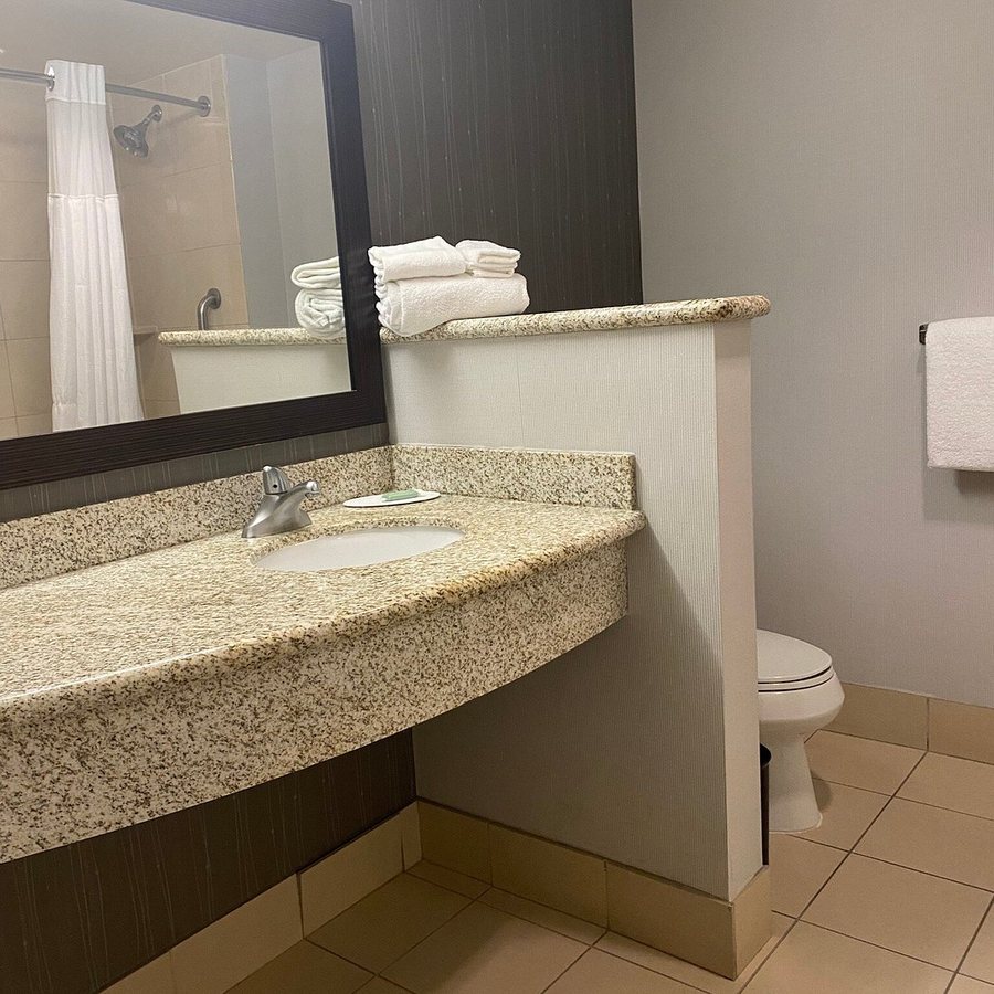 Courtyard Amarillo West medical Center — Bathroom