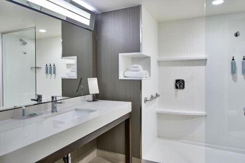 Courtyard Atlanta Lithia Springs — Bathroom