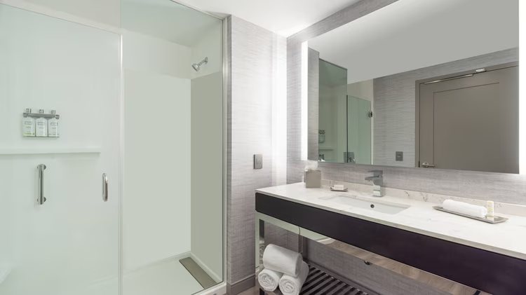 Courtyard Boston Waltham — Bathroom