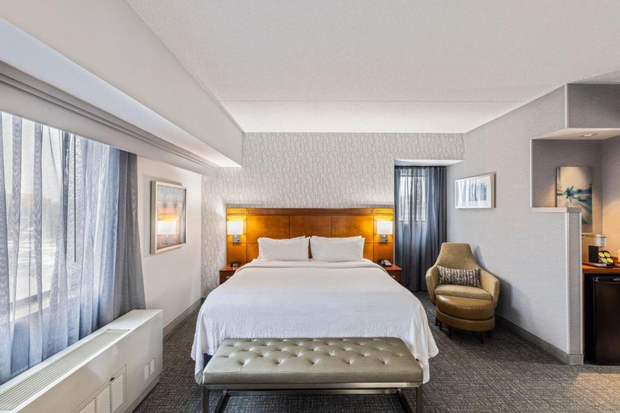 Courtyard Boston Waltham — Guest room