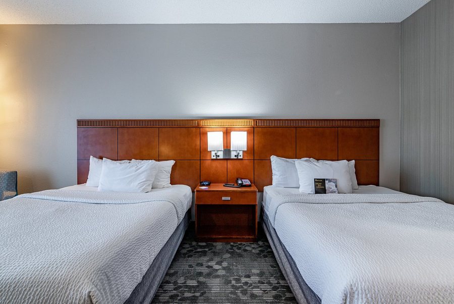 Courtyard Brunswick — Guest room